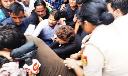 Congress Protest News : प्रियंका गांधी को घसीटते हुए ले जाती पुलिस का वीडियो वायरल, यूजर्स ने किए ऐसे कमेंट्स