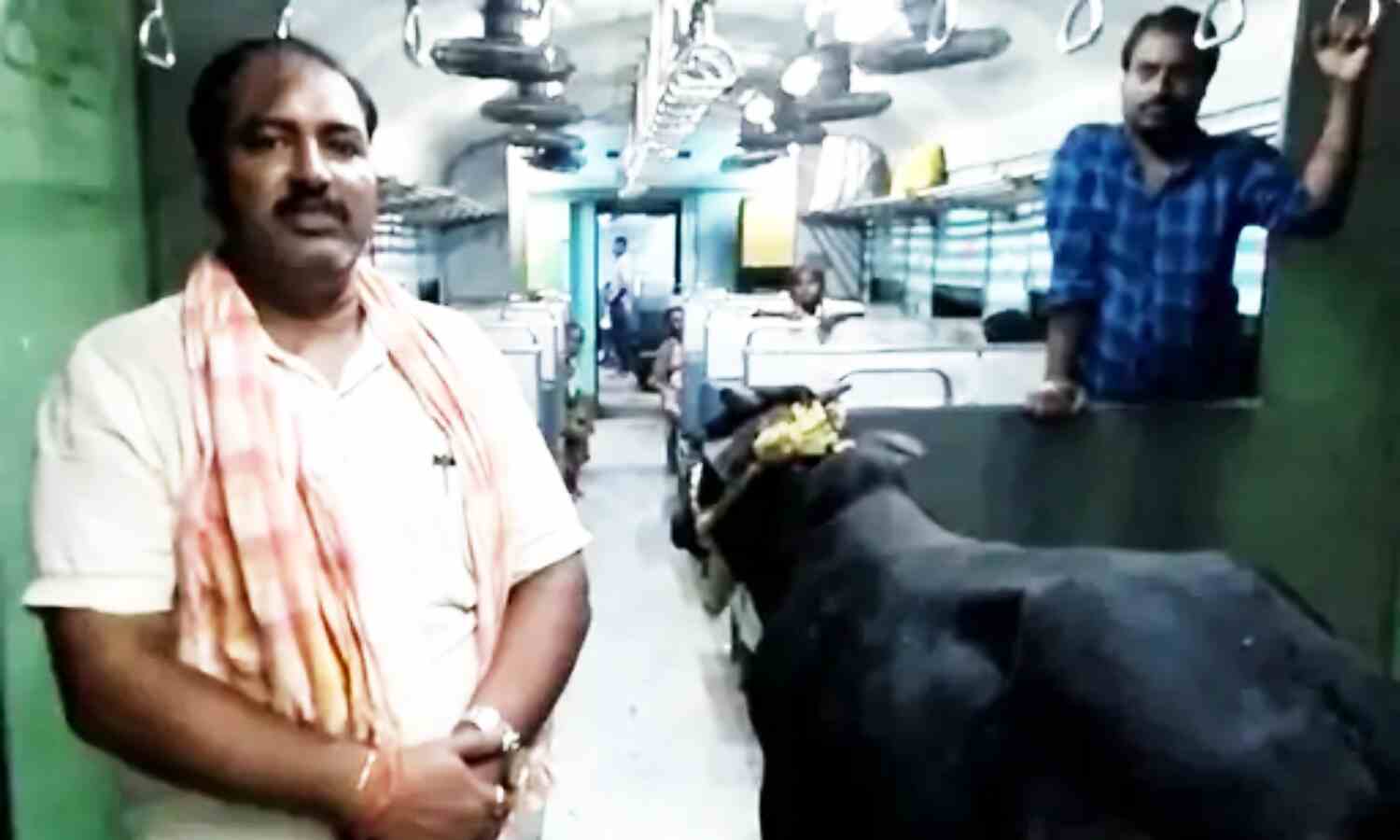 Bihar News : 10-12 लोगों ने सांड को लोकल ट्रेन में चढ़ाया, सोशल मीडिया पर वायरल हुआ वीडियो