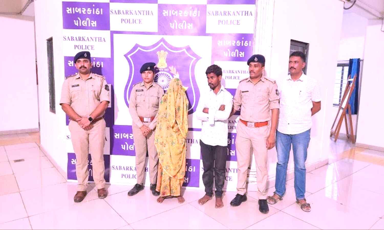 Gujarat Crime News : नवजात बच्ची को माता-पिता ने खेत में जिंदा दफनाया, पुलिस ने किया गिरफ्तार