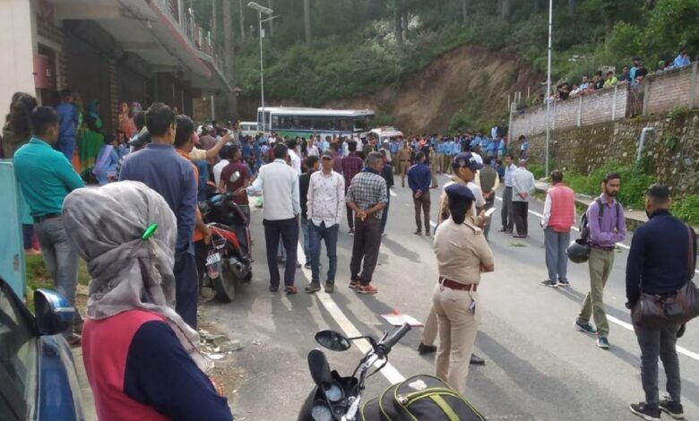 Champawat News: बड़ी बहन के साथ तिरंगा रैली में शामिल होने जा रहे स्कूली बच्चे को डाक विभाग के केंटर ने कुचला, मौके पर ही हुई मौत