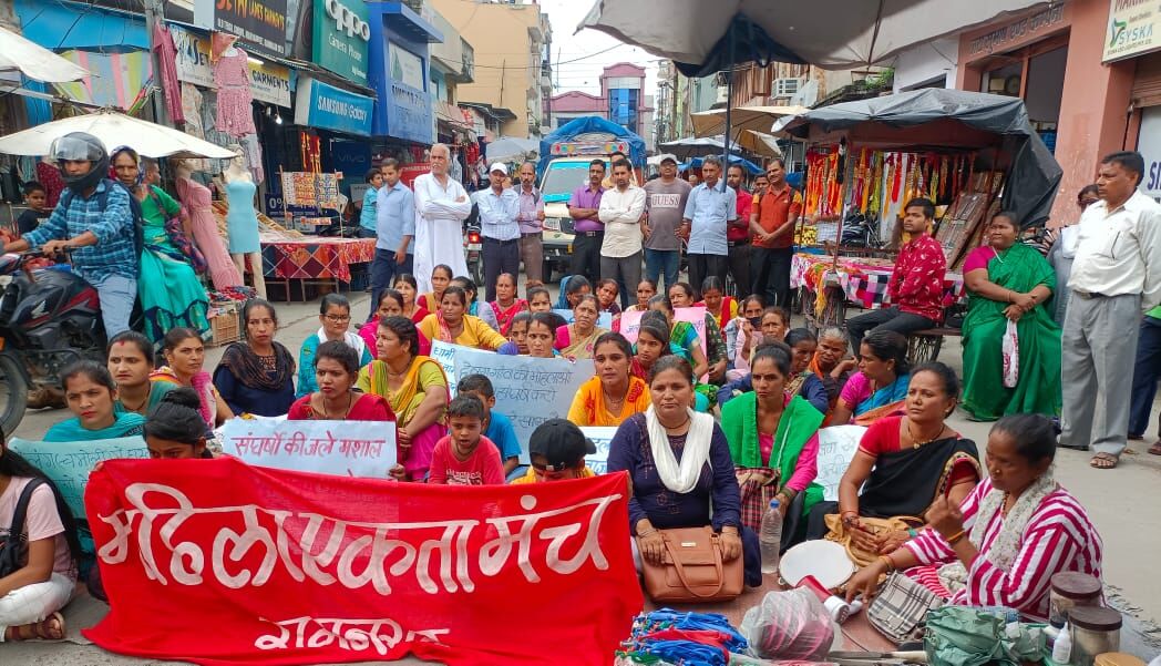 Dehradun News: महिलाओं से घास छीनने का विवाद, हैलंग की महिलाओं के समर्थन में रामनगर में हुआ महिलाओं का प्रदर्शन