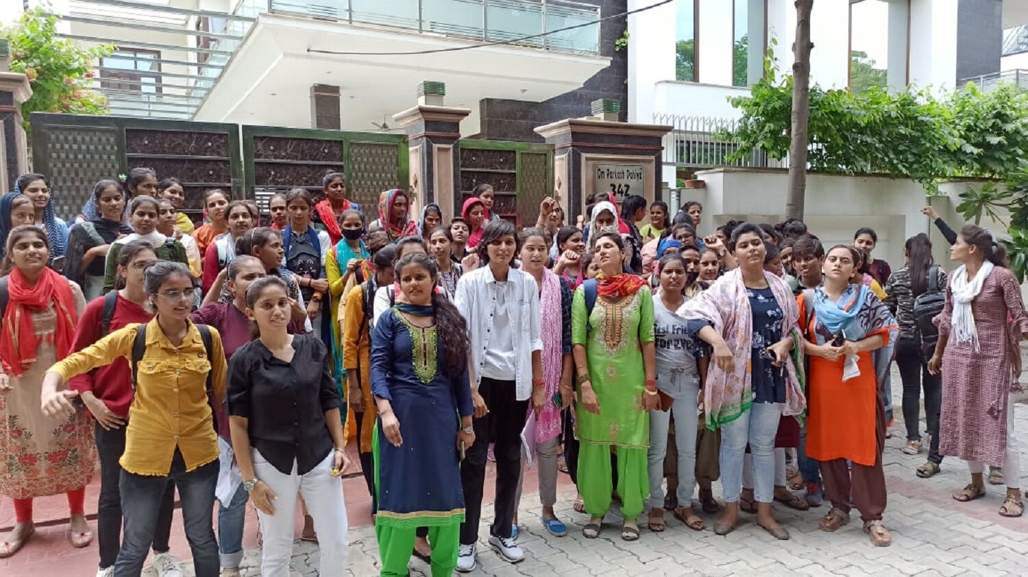 Sonipat news : सोनीपत के टीकाराम पीजी गर्ल्स कॉलेज में दोगुनी हुई फीस, आंदोलकारी छात्राओं से प्रिंसिपल ने कहा जो करना है कर लो...