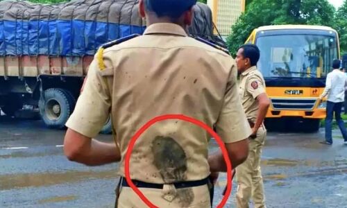 खाकी की पीठ पर जूता: आईपीएस अधिकारी ने की चार साल पुरानी फोटो ट्विटर पर वायरल
