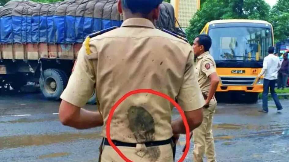 खाकी की पीठ पर जूता: आईपीएस अधिकारी ने की चार साल पुरानी फोटो ट्विटर पर वायरल खाकी की पीठ पर जूता: आईपीएस अधिकारी ने की चार साल पुरानी फोटो ट्विटर पर वायरल