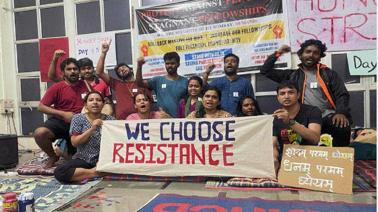 IIT Bombay : मोदी की नीतियों के खिलाफ भूख हड़ताल जारी, छात्रों ने फीस बढ़ोतरी वापसी तक आंदोलन जारी रखने का किया ऐलान