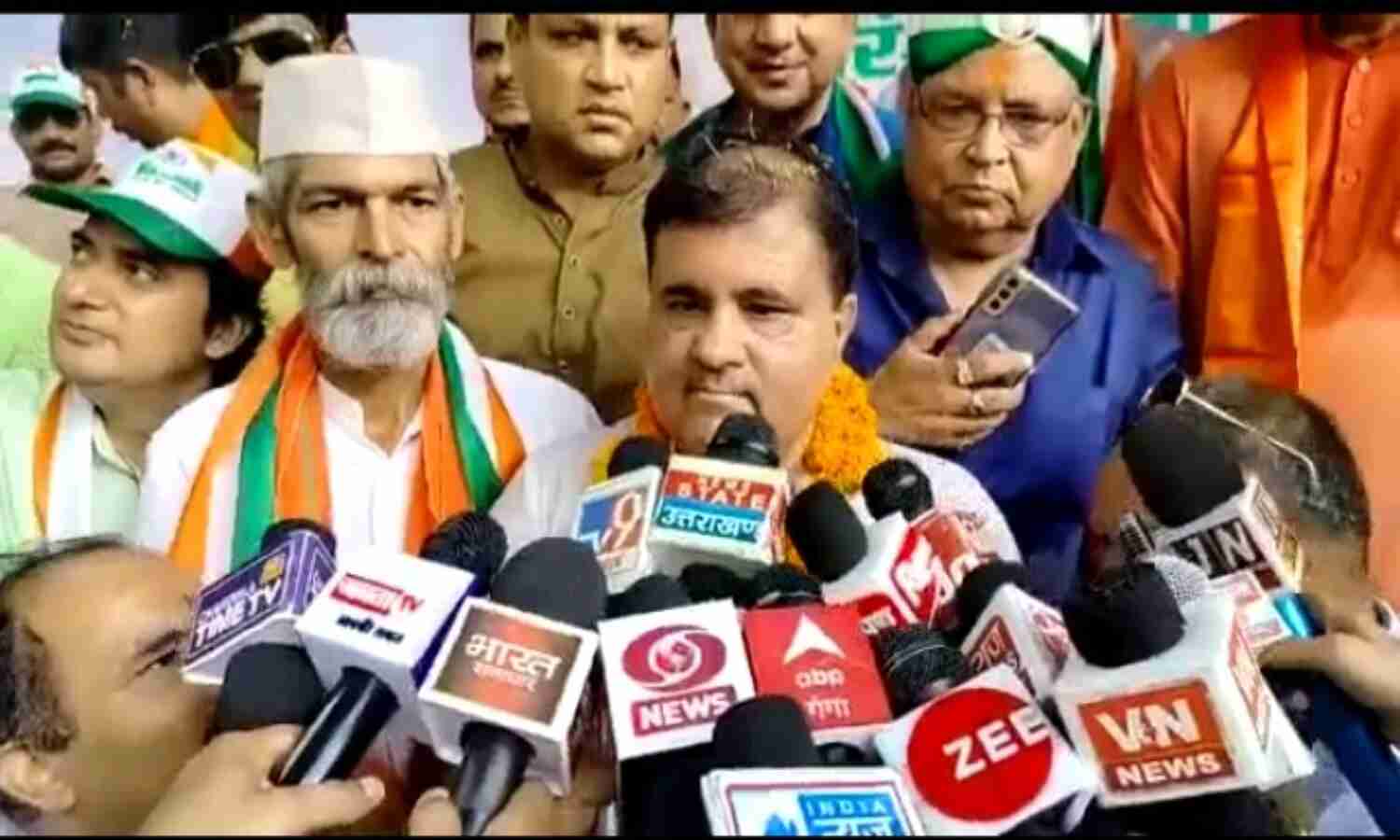 Uttarakhand News : भाजपा अध्यक्ष महेंद्र भट्ट के खिलाफ कांग्रेस की तहरीर, हर घर तिरंगे को लेकर दिए बयान पर मचा बवाल