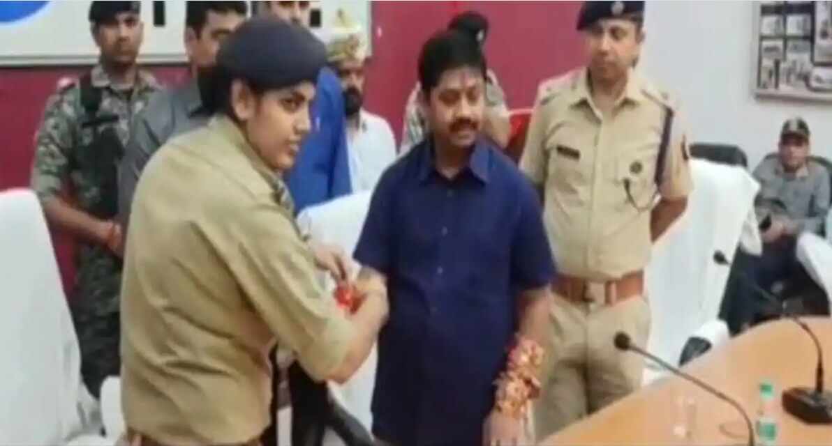Prayagraj News: महिला सीओ ने कैबिनेट मंत्री को राखी बांधी और पैर छूकर लिया आशिर्वाद, वीडियो वायरल