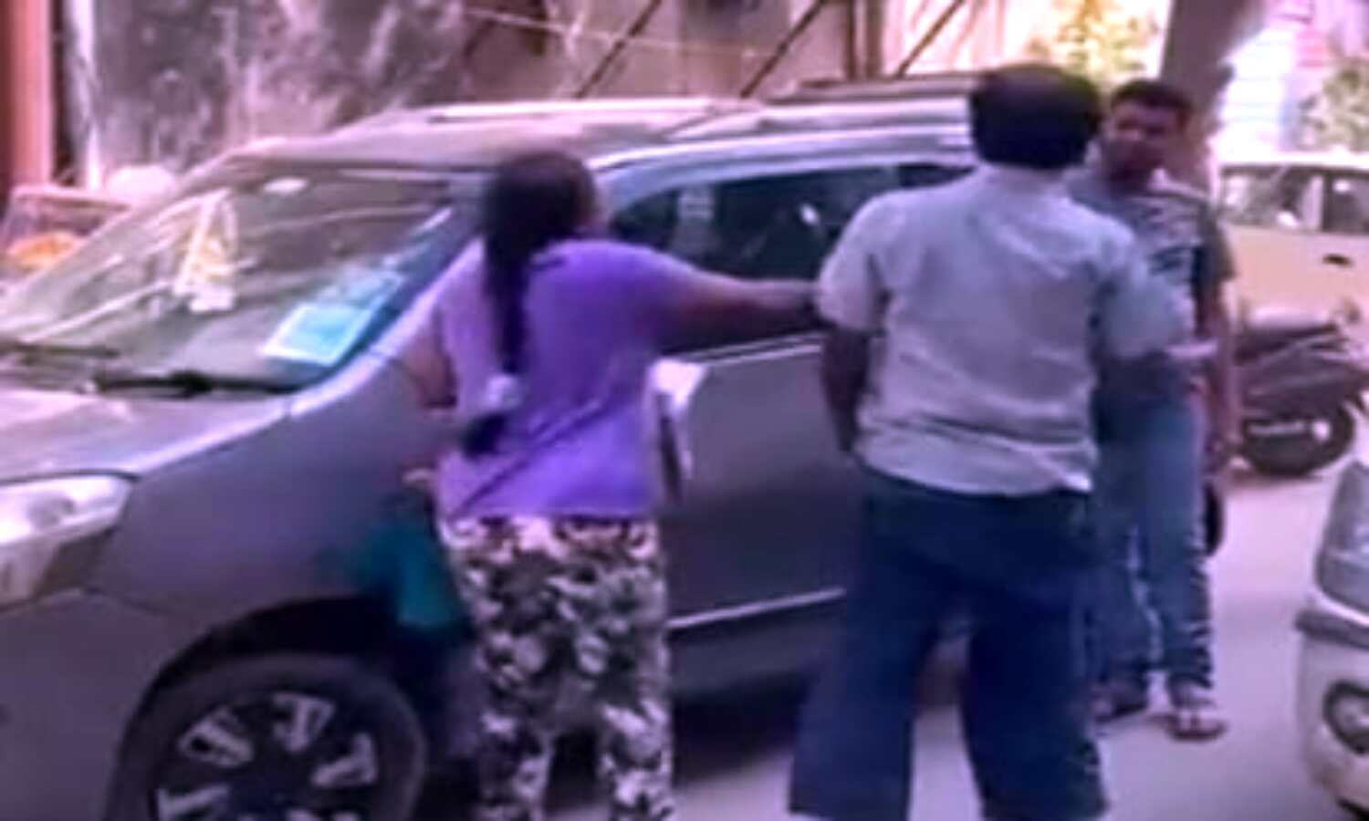 Noida News : कार से ई-रिक्शा के टकराने पर भड़की महिला, युवक को 1 मिनट में जड़े 17 थप्पड़, Video Viral