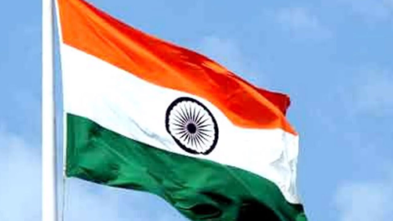 स्वतंत्रता दिवस खत्म होने के बाद तिरंगे को इधर उधर फेंकने से पहले जान लें ये नियम - कानून, अगर आप भी कर रहे हैं ये गलती तो हो सकती है जेल