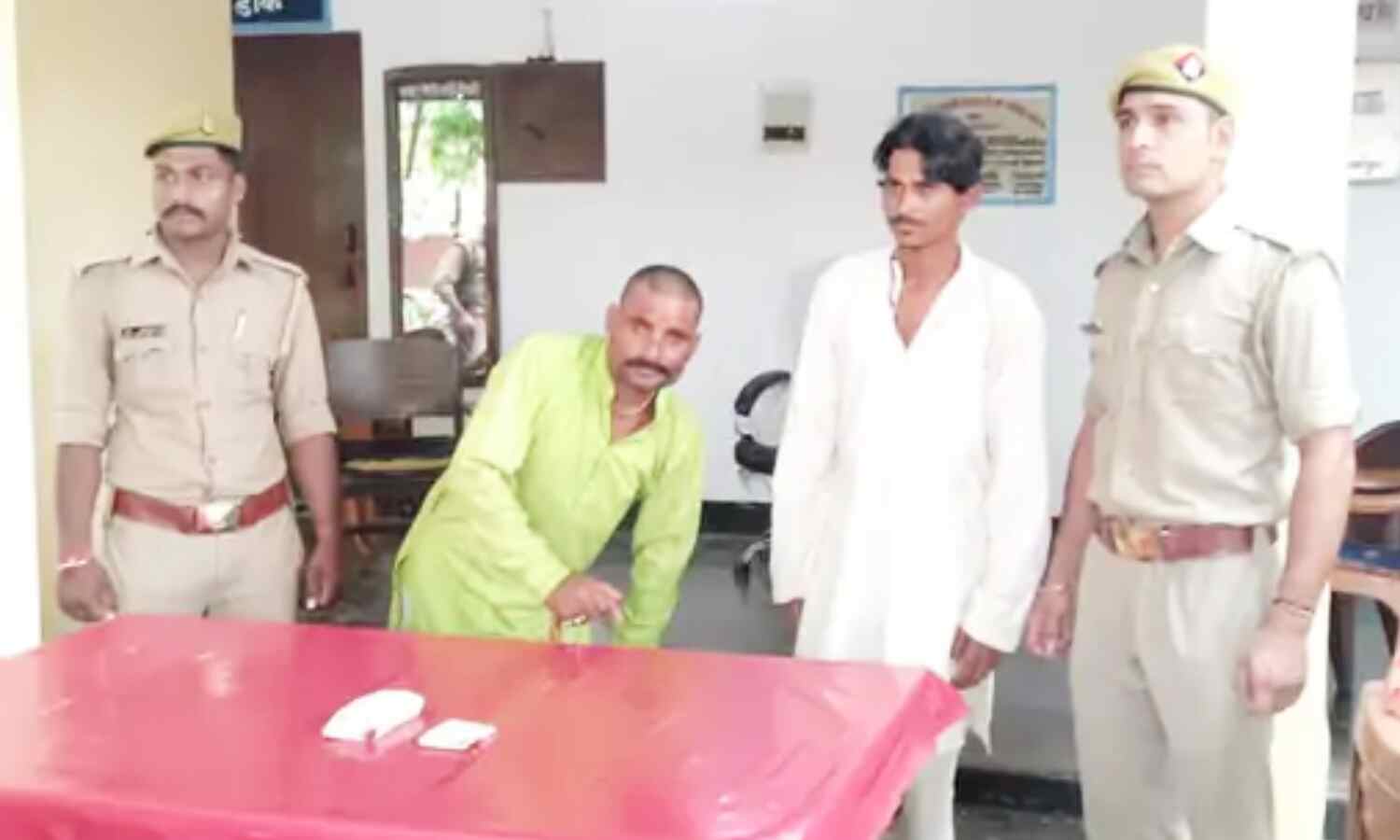 Aligarh Crime News : झाड़-फूंक के नाम पर महिलाओं से करते थे ठगी, पुलिस ने आरोपियों के खिलाफ दर्ज किया केस Aligarh Crime News : झाड़-फूंक के नाम पर महिलाओं से करते थे ठगी, पुलिस ने आरोपियों के खिलाफ दर्ज किया केस