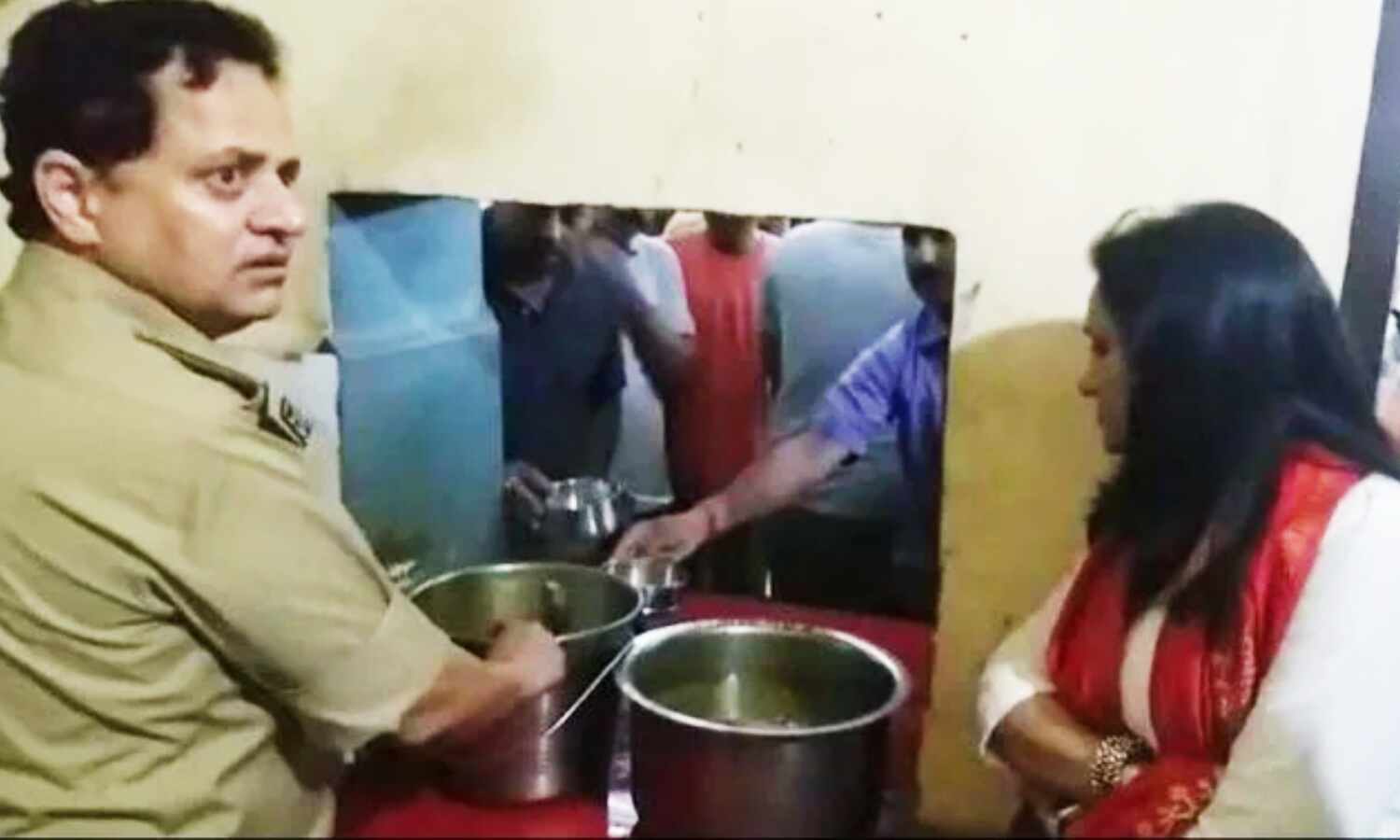 Uttar Pradesh News : पुलिस लाइन की मेस का निरिक्षण करने पहुंचे SP, पानी में ढूंढी दाल, कच्ची रोटियां देख चढ़ा पारा, Video Viral
