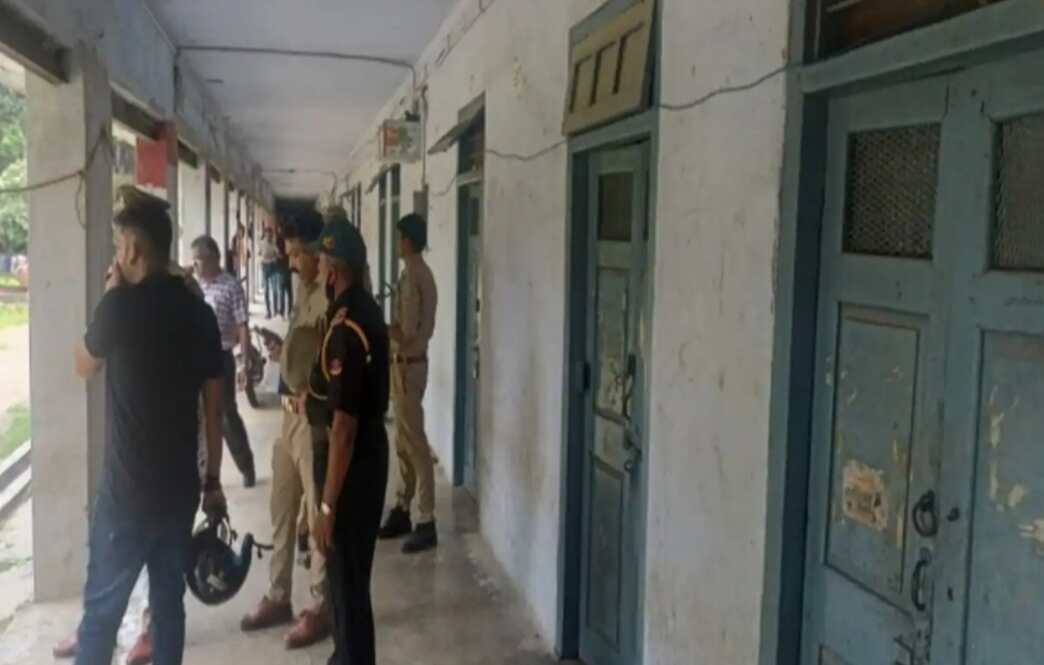 DDU University news: जबरन छात्रावास खाली कराने को लेकर तनाव, विरोध में सड़क पर उतरे छात्र DDU University news: जबरन छात्रावास खाली कराने को लेकर तनाव, विरोध में सड़क पर उतरे छात्र