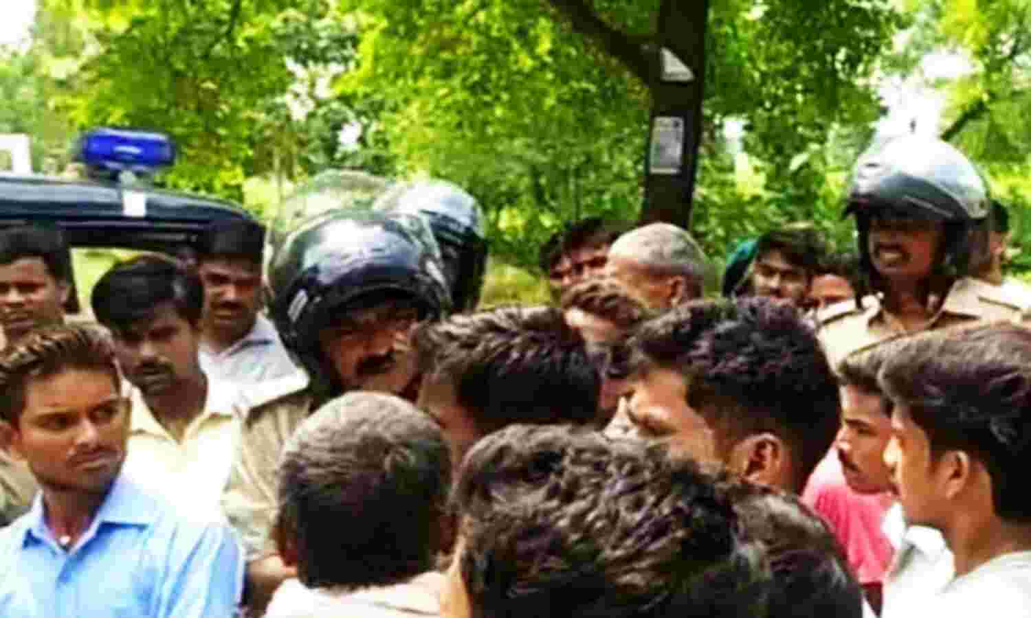 Uttar Pradesh News : जालोर के बाद अब यूपी में शिक्षक की पिटाई से छात्र की मौत, परिजनों ने किया सड़क जाम