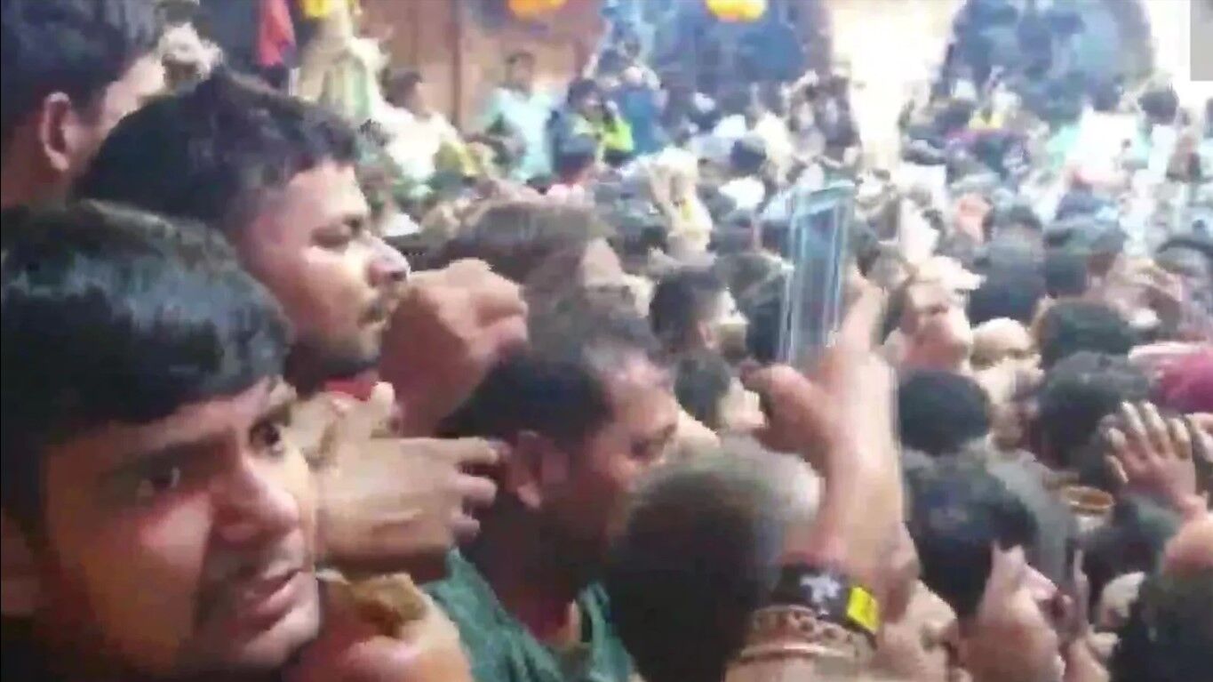 Banke Bihari Mandir: मथुरा के बांके बिहारी मंदिर में बड़ा हादसा, दर्शन के लिए उमड़ी भक्तों की भीड़, इतने लोगों की हो गई मौत