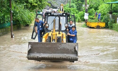 Dehradun News: बुलडोजर पर चढ़कर आपदा का जायेजा लेने पहुंचे मुख्यमंत्री, हालात बेकाबू होने पर सेना की मदद लेने पर विचार
