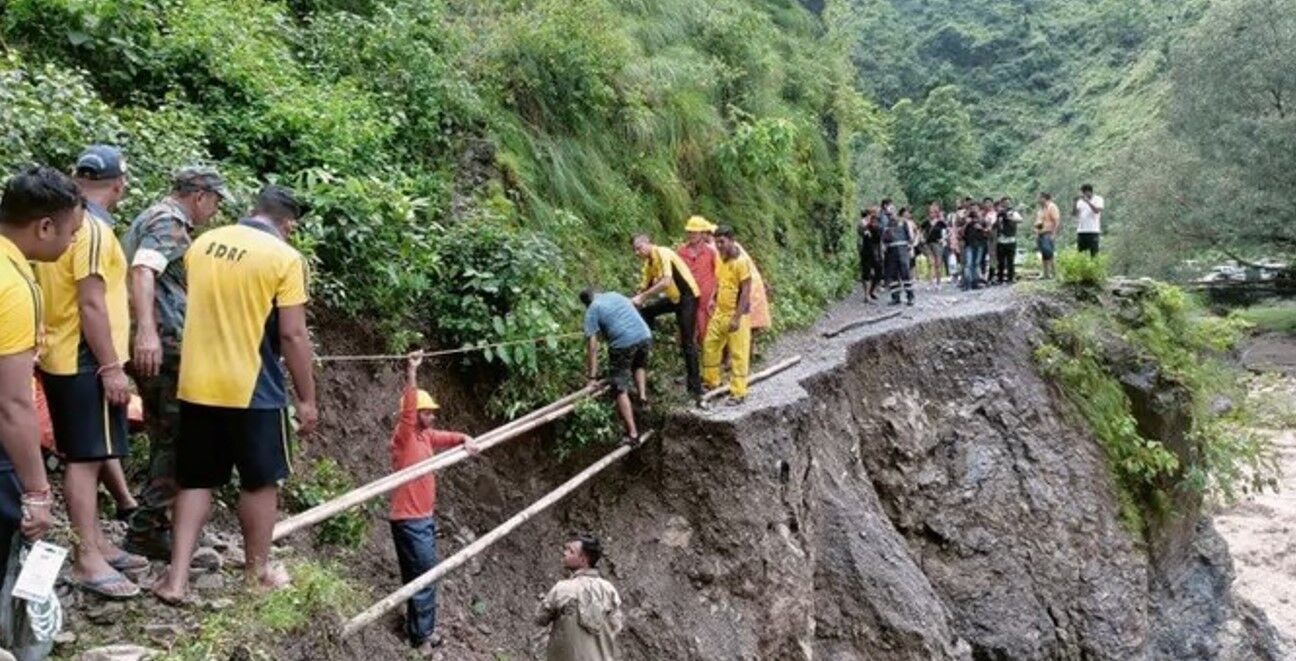 उत्तराखंड में आपदा: भूस्खलन में एक ही परिवार के सात लोग दबे, दो के शव बरामद, 13 लापता 12 घायल