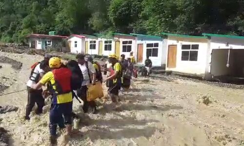 Dehradun News। मौत के मुंह में फंसे पर्यटकों के लिए देवदूत बने SDRF के जवान, सैलानियों की आई जान में जान, देखें वीडियो