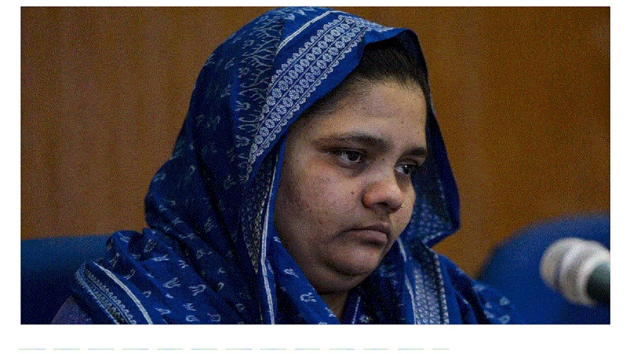 गैंगरेप केस में 11 दोषियों की रिहाई के खिलाफ सुप्रीम कोर्ट पहुंची बिलकिस बानो, आदेश पर दोबारा विचार की मांग