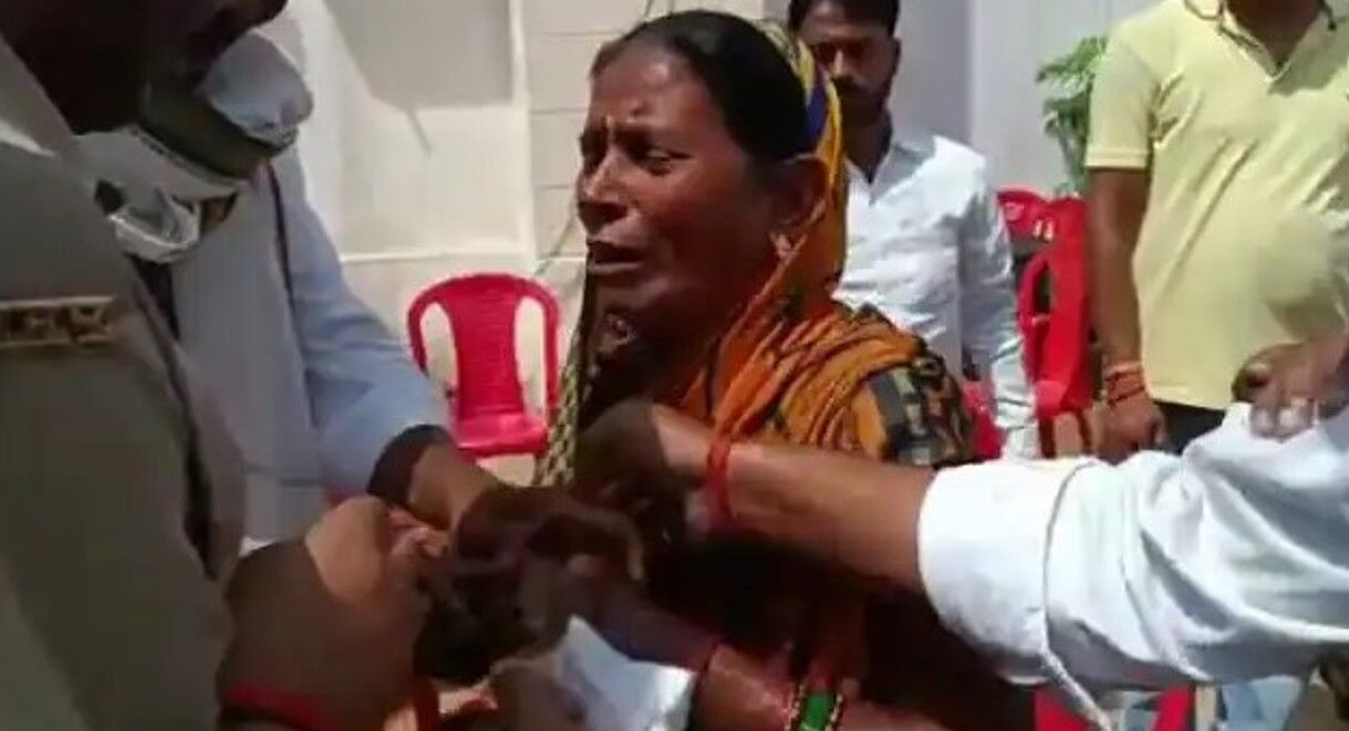 Kushinagar News: न्याय न मिलने से महिला ने खुद पर छिड़का तेल, कैबिनेट मंत्री के सामने आत्मदाह करने की कोशिश