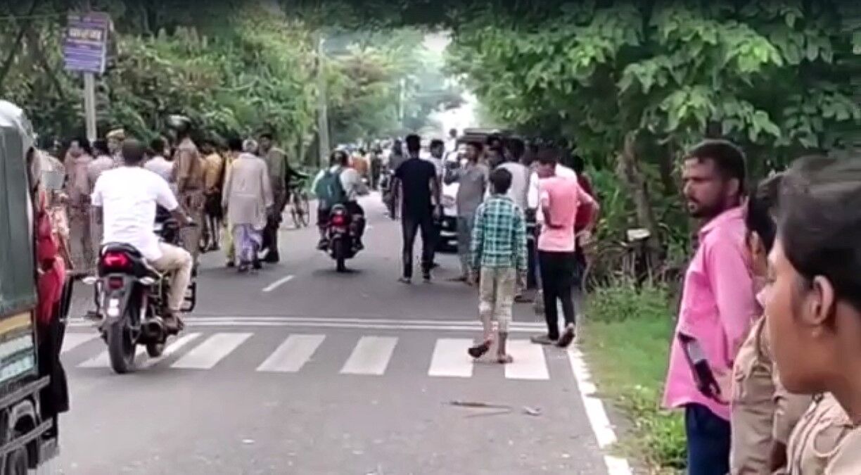 Kushinagar News: कुशीनगर ने शिक्षकों ने छात्र को क्लास और बीच सड़क में लात-घूंसों से पीटा, वीडियो हुआ वायरल