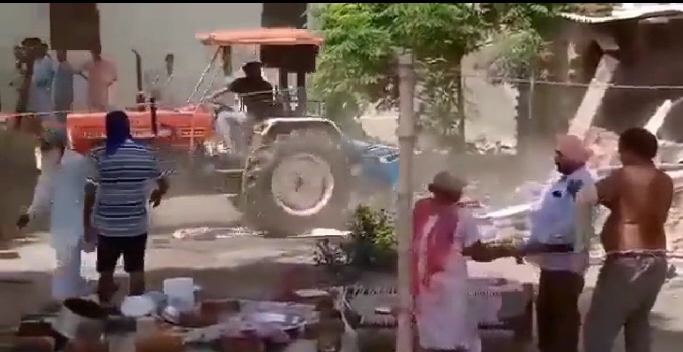 Lakhimpur Kheri News: लखीमपुर खीरी में योगी सरकार की बुलडोजर नीति का दिखा असर, दबंगों ने ट्रैक्टर से गिराया गरीब का घर
