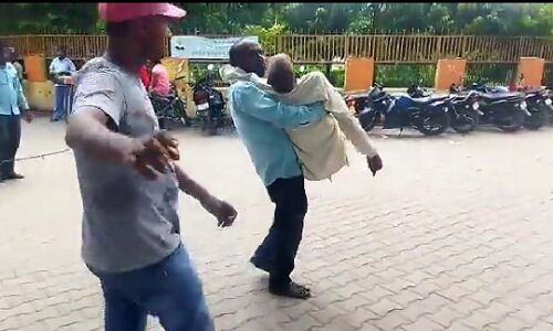 Gonda News : रामराज्य में भगवान भरोसे स्वास्थ्य विभाग, तेजतर्रार मिनिस्टर के राज में ये दो तस्वीरें करती हैं हैरान