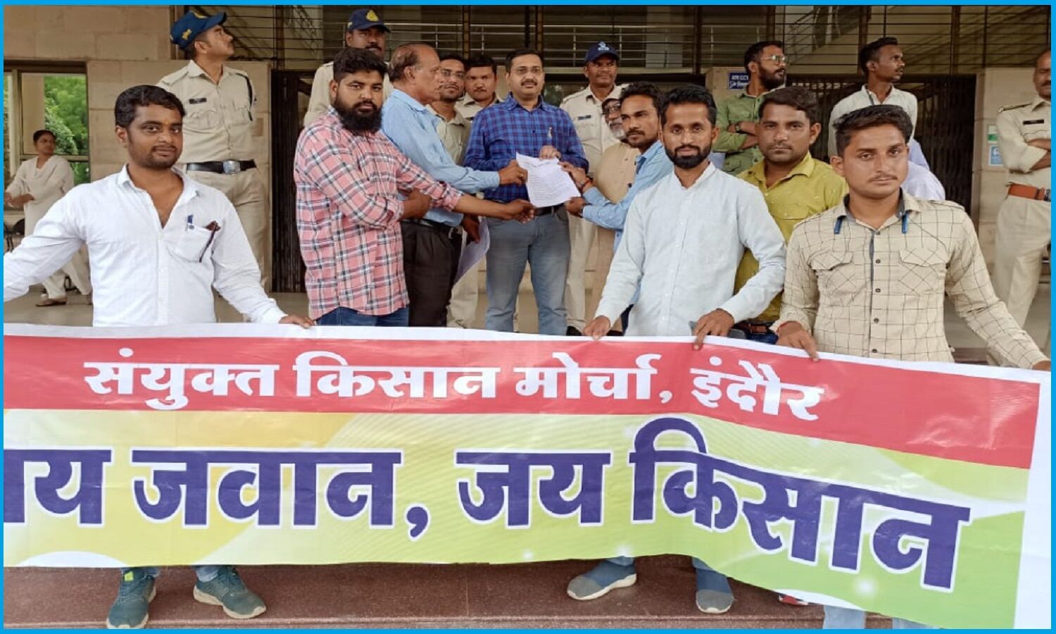 कौड़ियों के भाव बिक रहे लहसुन-प्याज से आक्रोशित किसानों ने इंदौर कलेक्टर कार्यालय पर किया प्रदर्शन, सरकार को दिया 8 दिन का अल्टीमेटम