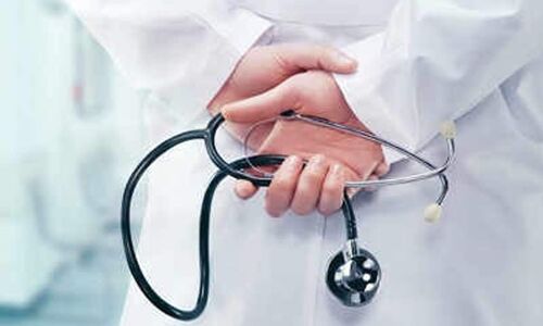 Almora News : अल्मोड़ा जिला अस्पताल की इमरजेंसी में टल्ली होकर इलाज कर रहे डॉक्टर का देखिए विडियो, शर्मसार विभाग ने शुरू की जांच