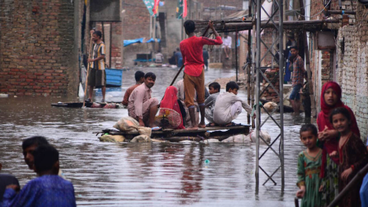 Pakistan News : पाकिस्तान में भारी बाढ़ के कारण 1208 लोगों की मौत, 3 करोड़ से अधिक लोग आपदा से प्रभावित