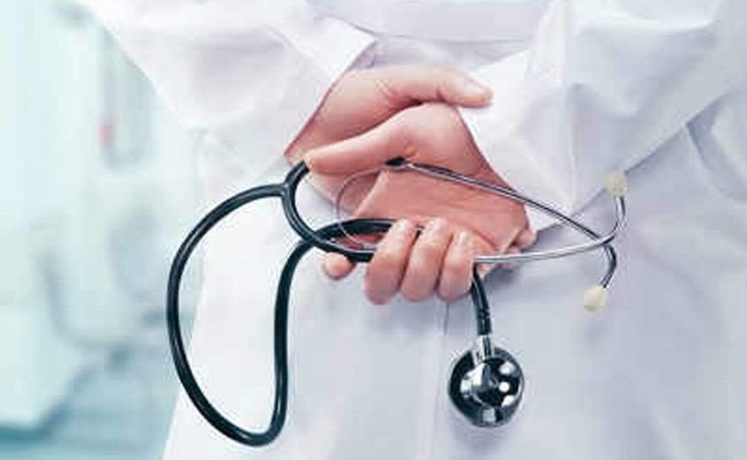 Almora News : अल्मोड़ा जिला अस्पताल की इमरजेंसी में टल्ली होकर इलाज कर रहे डॉक्टर का देखिए विडियो, शर्मसार विभाग ने शुरू की जांच
