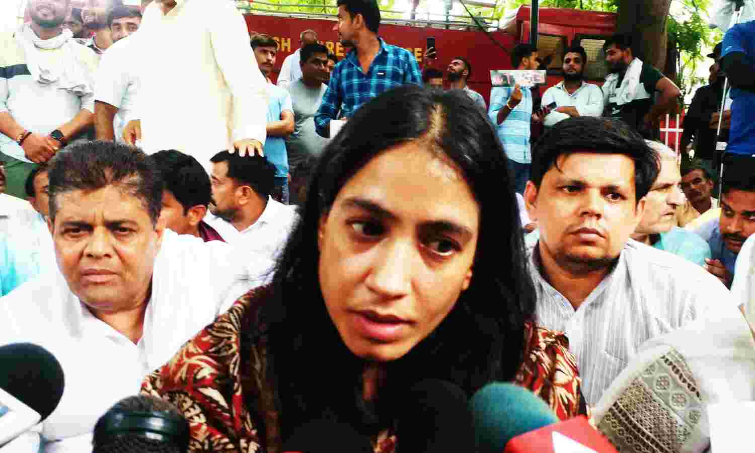 Meerut News : भाजपा सांसद महेश शर्मा के कैलाश हॉस्पिटल में हुआ है बहुत बड़ा घाोटाला, योगी जी कराएं जांच - श्रीकांत त्यागी की पत्नी अनु त्यागी की मांग