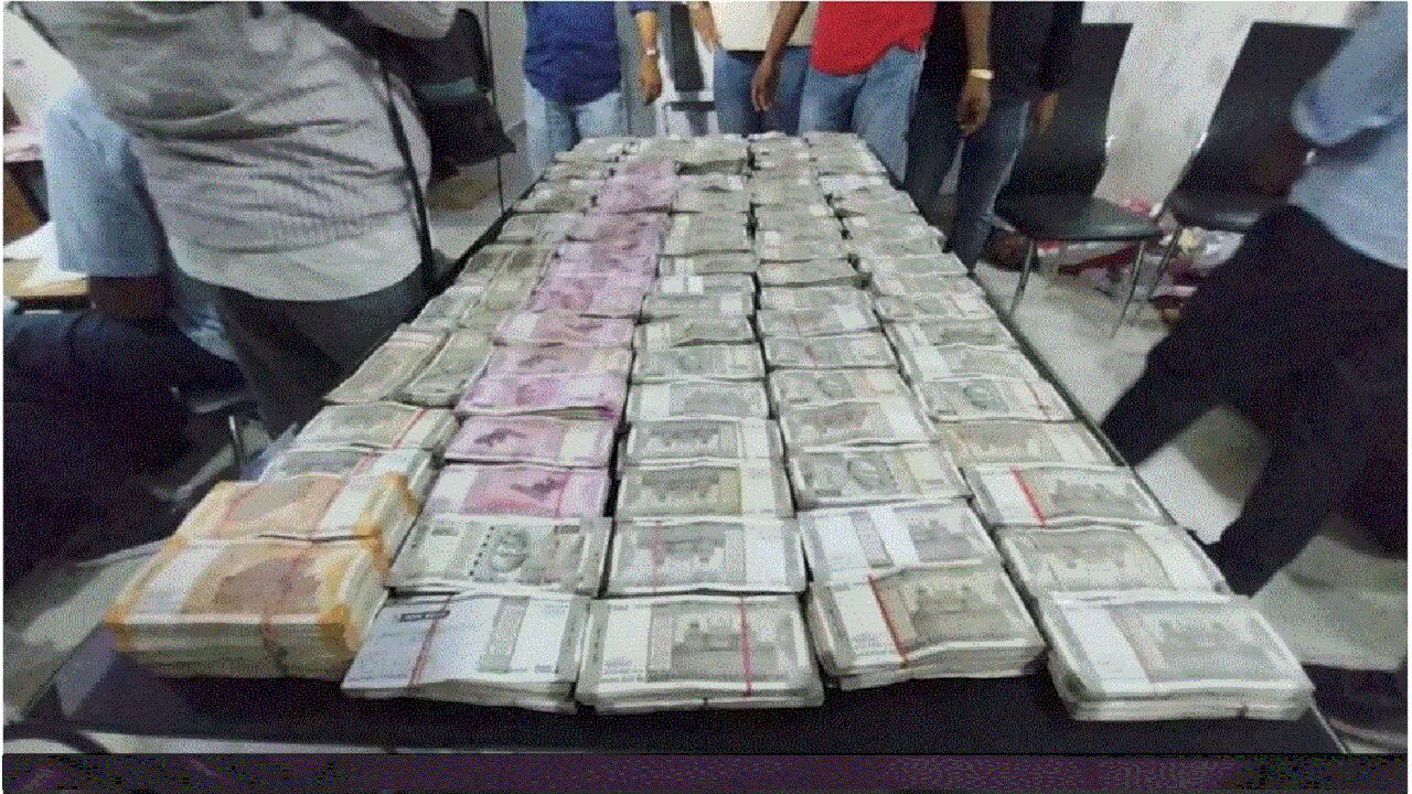 Bihar News : एग्जीक्यूटिव इंजीनियर पर विजिलेंस का छापा, अभी तक 5 करोड़ कैश बरामद, मशीन से नोटों की गिनती जारी