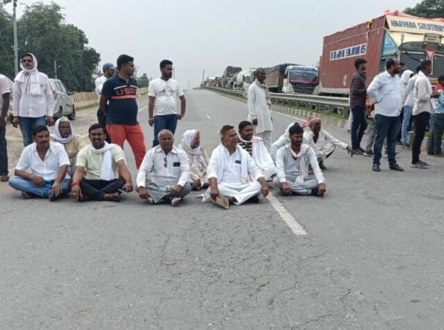 Chandauli News: सूखे की मार से बेहाल किसान सड़क पर उतरे, नेशनल हाइवे जाम कर अफसरों और जनप्रतिनिधियों को कोसा