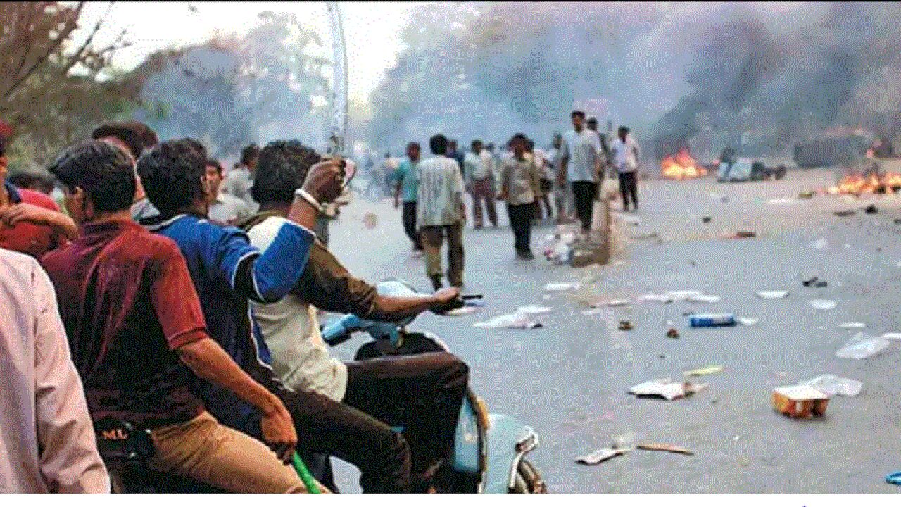 Gujrat : पीएम मोदी के दौरे से पहले कच्छ में भडकी हिंसा, धार्मिक स्थल और दुकानों में तोड़फोड़