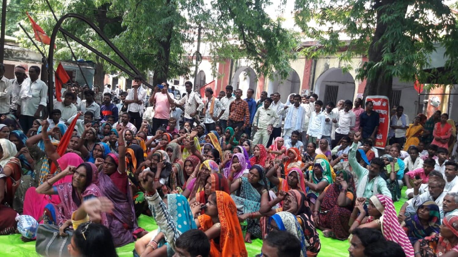 Lucknow news : दलितों पर जानलेवा हमला करने वाले सवर्ण दबंगों के खिलाफ रिपोर्ट लिखाने गये माले नेता और कार्यकर्ताओं को पुलिस ने भेजा जेल, रिहाई के लिए जोरदार प्रदर्शन