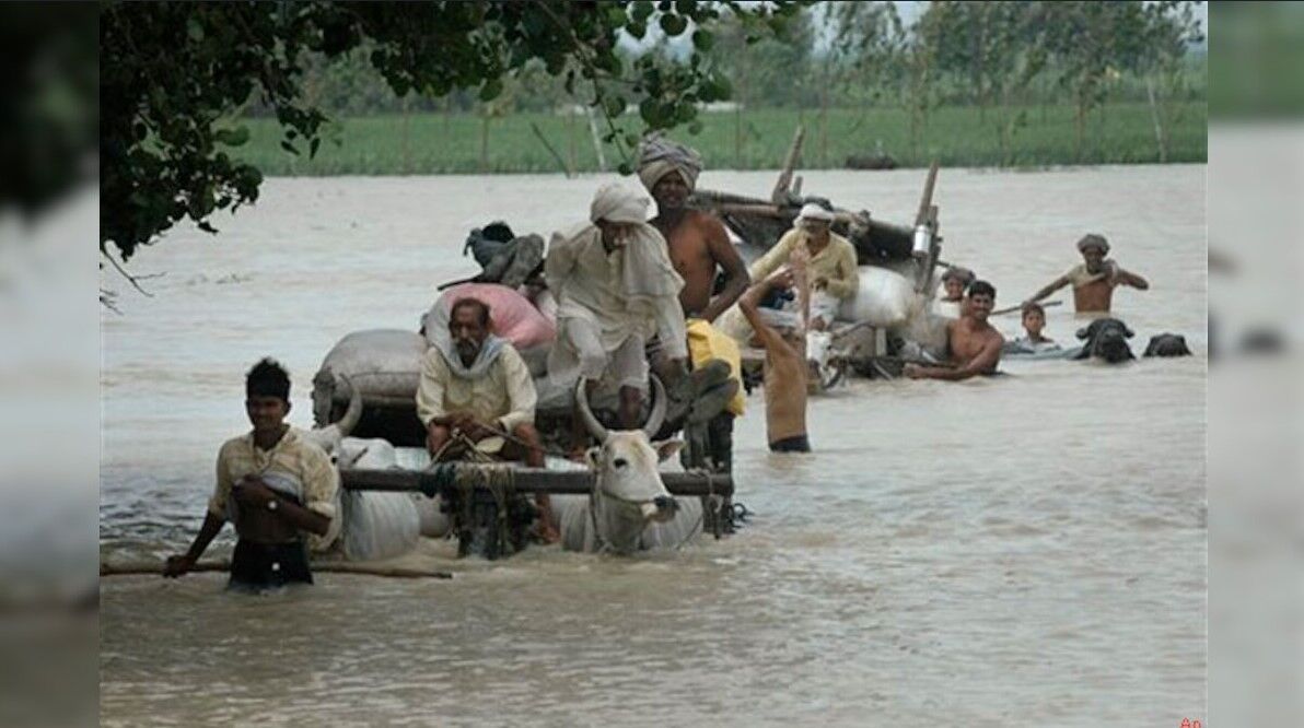 UP Flood News: बाढ़ ने मचाई तबाही, गांव में घुसा पानी, संपर्क मार्ग टूटे, हजारों एकड़ फसले हुई जलमग्न