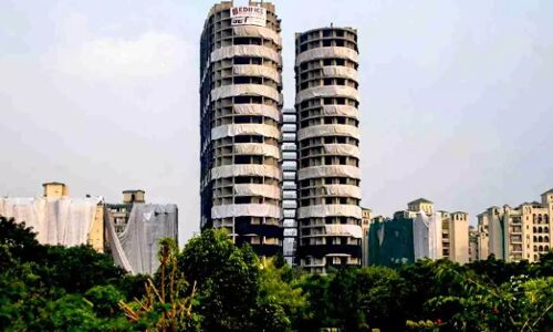 नोएडा के दो पूर्व सीईओ समेत 24 अधिकारियों पर केस दर्ज, एक साल में नहीं हुई किसी की गिरफ्तारी