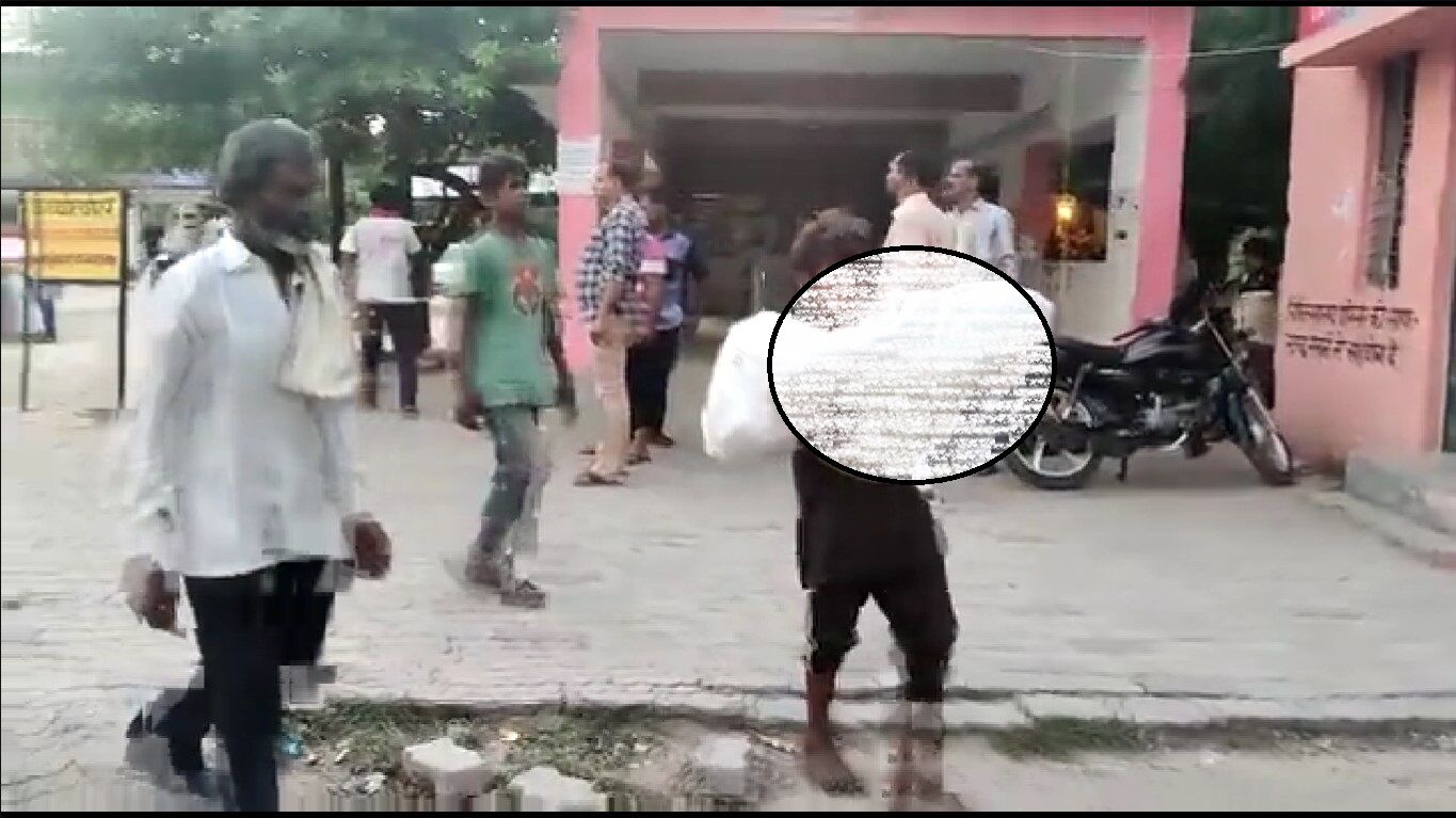 Baghpat News : बच्चे के रोने पर बेरहम मां ने सड़क पर पटका, कुचलने से हो गई मौत, पोस्टमॉर्टम के बाद डॉक्टरों ने हाथ में थमा दिया शव, अब हो रही है थू-थू