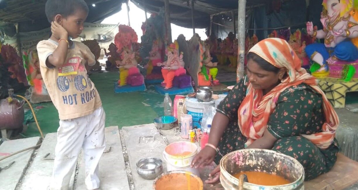 Ground Report : सत्ता की रैलियों में एक साल पहले उजाड़े गये गणेश प्रतिमा के मूर्तिकार, जानिए दूसरे रामराज्य में क्या है उनका हाल !