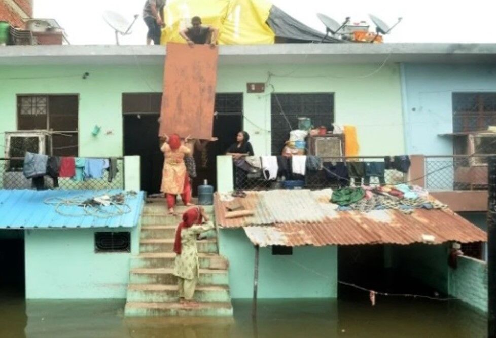 UP Flood News: बाढ़ प्रभावित क्षेत्रों में समस्याओं का अंबार, खाना-पानी-दवा तक का नहीं हो पा रहा इंतजाम