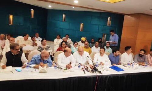 Congress News : जम्मू कश्मीर में कांग्रेस को फिर बड़ा झटका, पूर्व उपमुख्यमंत्री तारा चंद समेत 64 नेताओं ने दिया इस्तीफा Congress News : जम्मू कश्मीर में कांग्रेस को फिर बड़ा झटका, पूर्व उपमुख्यमंत्री तारा चंद समेत 64 नेताओं ने दिया इस्तीफा