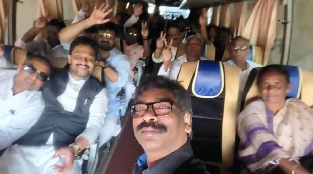 Hemant Soren News: विधायकों को लेकर हेमंत सोरेन हुए रांची से रायपुर रवाना, झारखंड में सरकार बचाने की आखिरी कोशिश में झामुमो-कांग्रेस