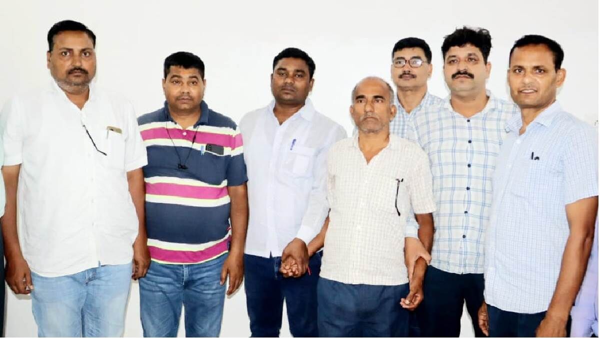 Deoria News In Hindi: देवरिया में घूस लेते लेखपाल रंगे हाथ गिरफ्तार, गोरखपुर की एंटी करप्शन टीम की बड़ी कार्रवाई