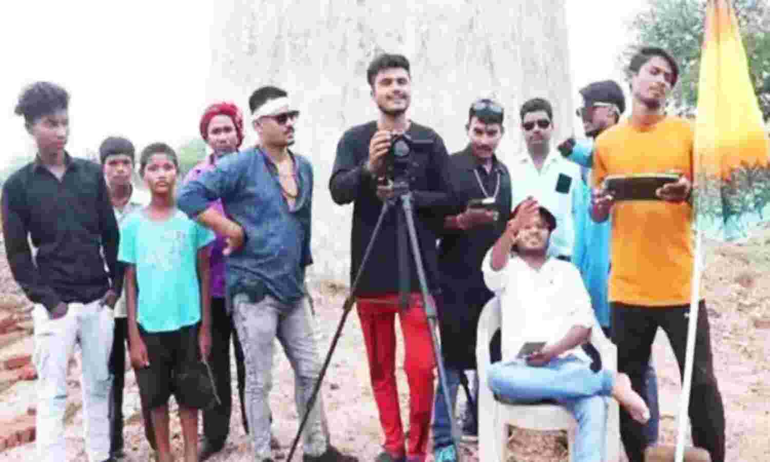 Chhattisgarh News : छत्तीसगढ़ के इस गांव में हर घर में है युट्यूबर, नौकरी छोड़ YouTube से लाखों रुपए कमा रहे हैं लोग