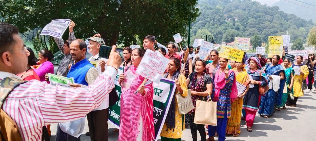 Nainital News: उत्तराखंड राज्य आंदोलन के बाद पहली बार हैलंग को लेकर नैनीताल की सड़कों पर उतरा जनसैलाब, कमिश्नर के माध्यम से भेजा ज्ञापन