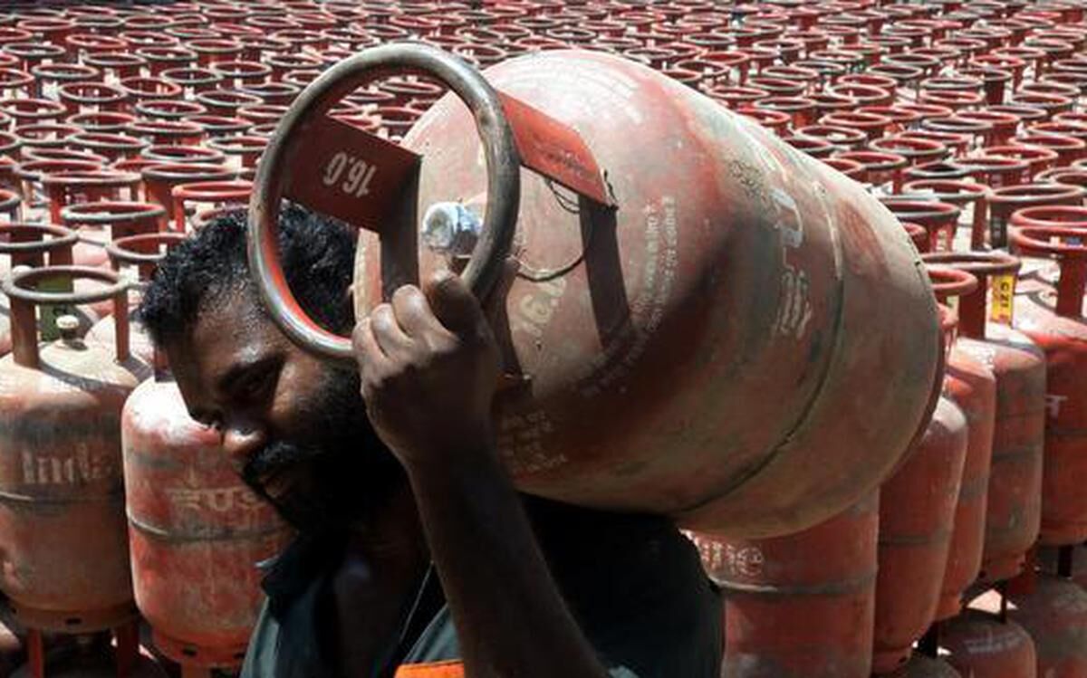 LPG Cylinder Price: एलपीजी सिलेंडर के दाम में 100 रुपये तक की कमी, जानें क्या है नया रेट