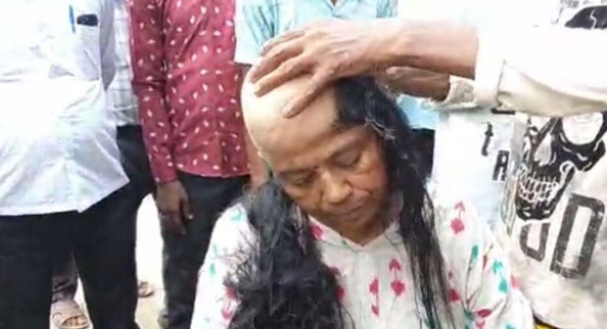 Lucknow Bulldozer News: नगर निगम ने सपा दफ्तर के बाहर दुकानों पर चलवाया बुलडोजर, महिला दुकानदार ने सिर मुंडवाकर जताया विरोध