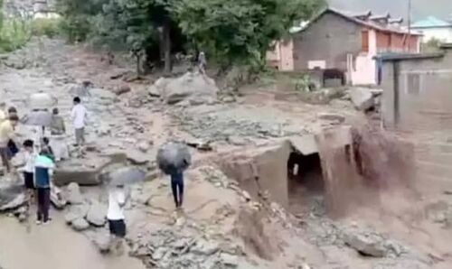 Dharamshala : धर्मशाला में बादल फटने से मची तबाही गाड़ियां बहीं दुकानों को नुकसान देखें Video Dharamshala : धर्मशाला में बादल फटने से मची तबाही गाड़ियां बहीं दुकानों को नुकसान देखें Video