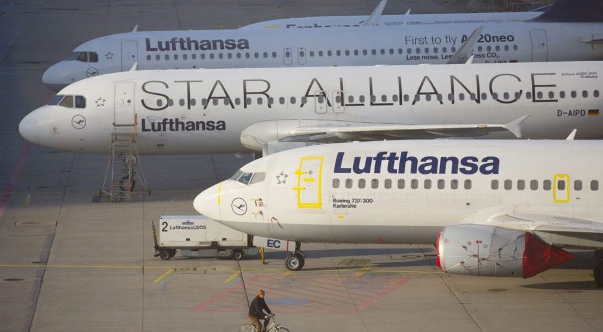 Lufthansa Flight Cancel : पायलटों की हड़ताल से कैंसिल हो गई 800 फ्लाइट्स, दिल्ली एयरपोर्ट पर लुफ्थांसा के यात्रियों का हंगामा Lufthansa Flight Cancel : पायलटों की हड़ताल से कैंसिल हो गई 800 फ्लाइट्स, दिल्ली एयरपोर्ट पर लुफ्थांसा के यात्रियों का हंगामा