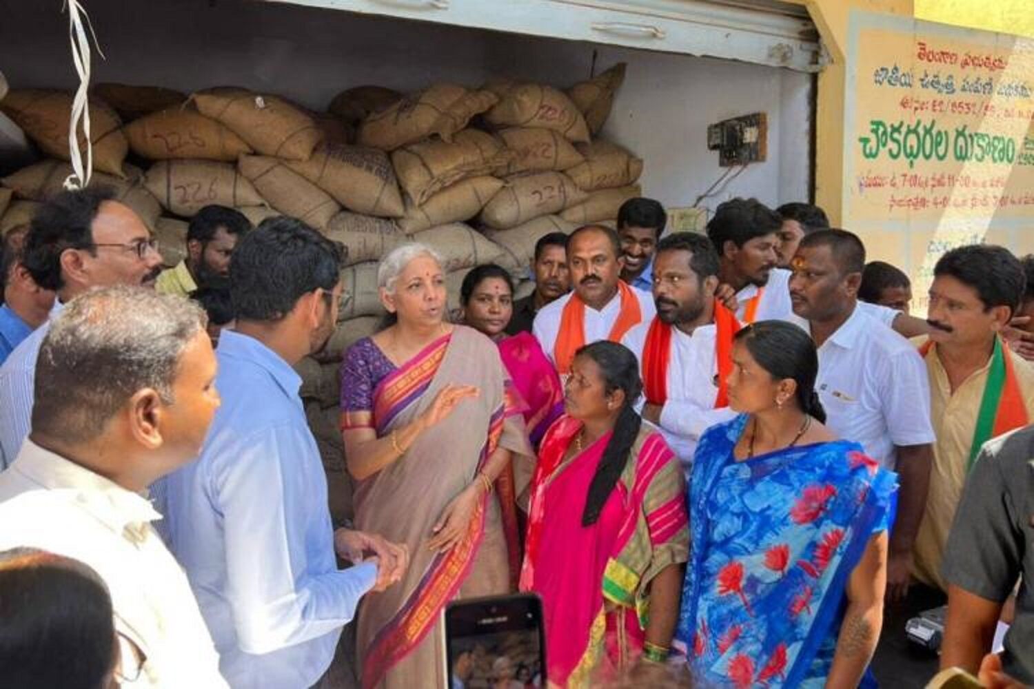 राशन की दुकान पर PM मोदी की तस्वीर क्यों नहीं- बीच बाजार में कलेक्टर पर भड़कीं निर्मला सीतारमण